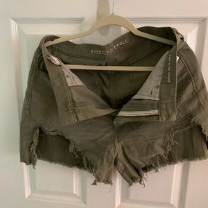 AMERICAN EAGLE HIGH RISE SHORTS. OLIVE GREEN COLOUR. SIZE 12
